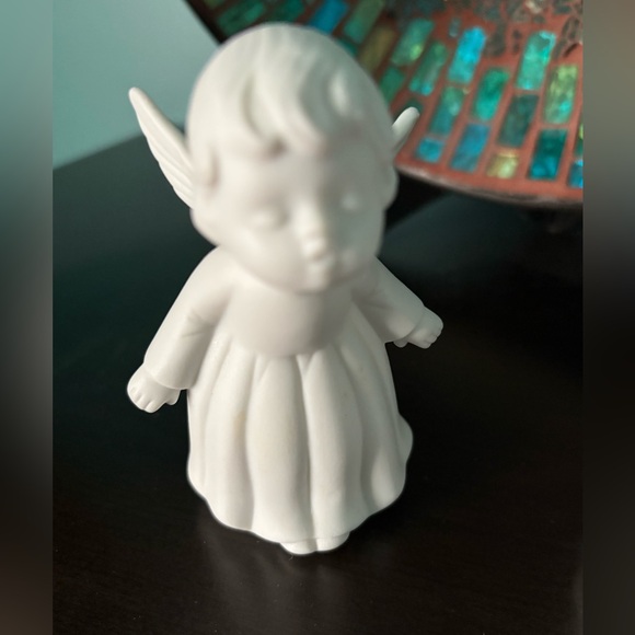 Vintage Elegant White Angel Figurines - Set of 2 - Picture 2 of 5